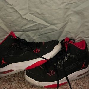 youth jordan basketball shoes